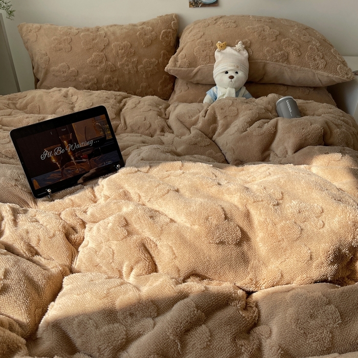 91家纺网 家纺一手货源 找家纺 六巷胡同 2025新款INS博主风云朵花舒棉绒A类牛奶绒四件套 燕麦咖