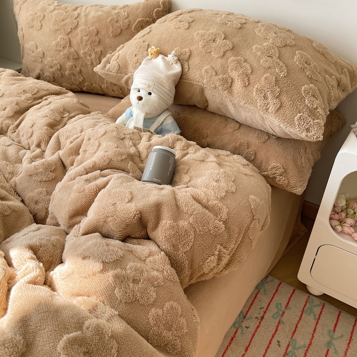 91家纺网 家纺一手货源 找家纺 六巷胡同 2025新款INS博主风云朵花舒棉绒A类牛奶绒四件套 燕麦咖