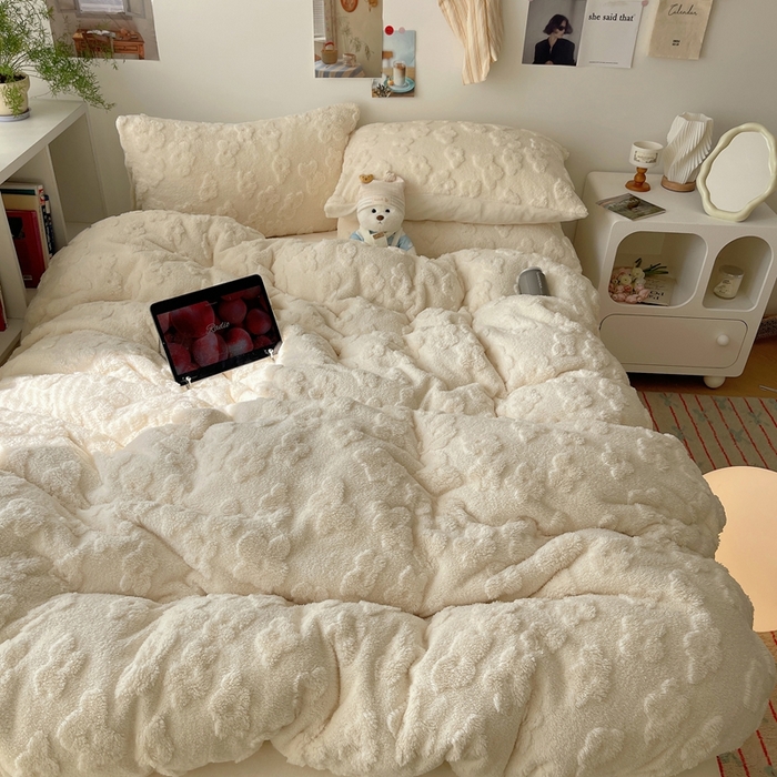 91家纺网 家纺一手货源 找家纺 六巷胡同 2025新款INS博主风云朵花舒棉绒A类牛奶绒四件套 奶油黄