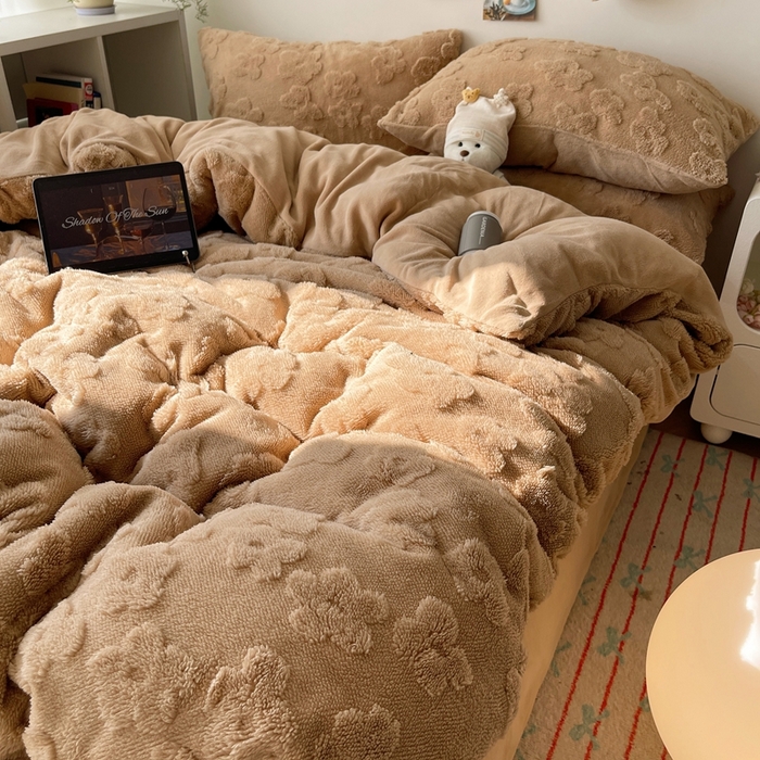 91家纺网 家纺一手货源 找家纺 六巷胡同 2025新款INS博主风云朵花舒棉绒A类牛奶绒四件套 燕麦咖