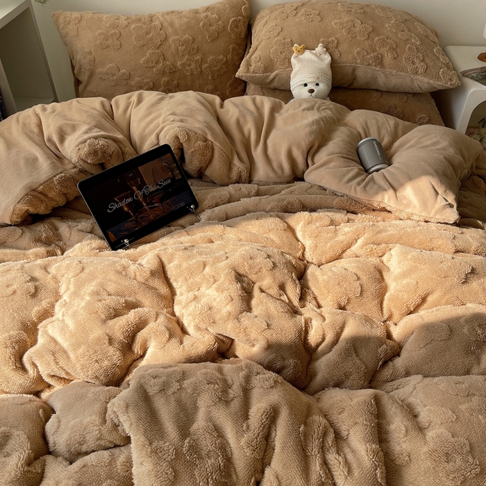 91家纺网 家纺一手货源 找家纺 六巷胡同 2025新款INS博主风云朵花舒棉绒A类牛奶绒四件套 燕麦咖