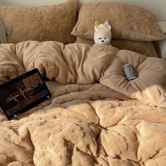 91家纺网 家纺一手货源 找家纺 六巷胡同 2025新款INS博主风云朵花舒棉绒A类牛奶绒四件套 燕麦咖