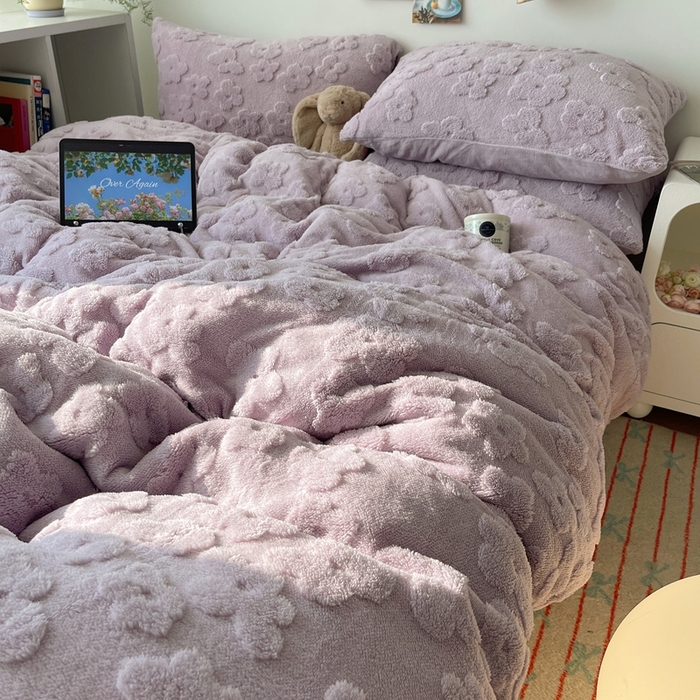 91家纺网 家纺一手货源 找家纺 六巷胡同 2025新款INS博主风云朵花舒棉绒A类牛奶绒四件套 芋泥紫