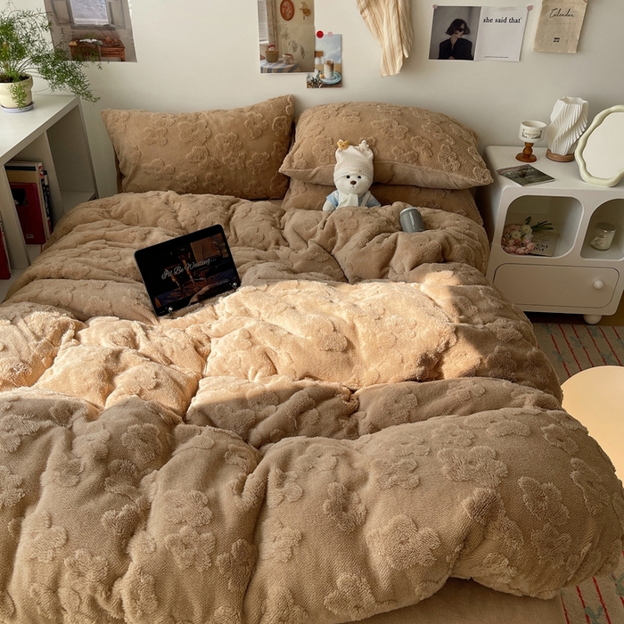 91家纺网 家纺一手货源 找家纺 六巷胡同 2025新款INS博主风云朵花舒棉绒A类牛奶绒四件套 燕麦咖