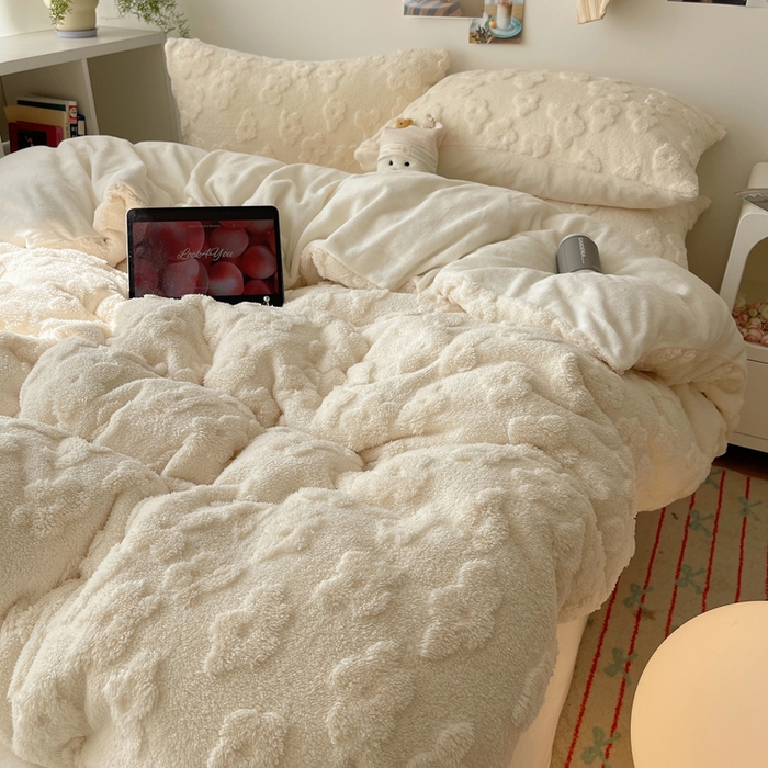 91家纺网 家纺一手货源 找家纺 六巷胡同 2025新款INS博主风云朵花舒棉绒A类牛奶绒四件套 奶油黄