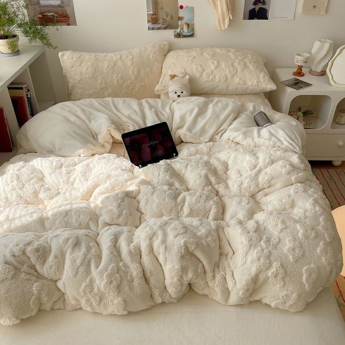 91家纺网 家纺一手货源 找家纺 六巷胡同 2025新款INS博主风云朵花舒棉绒A类牛奶绒四件套 奶油黄