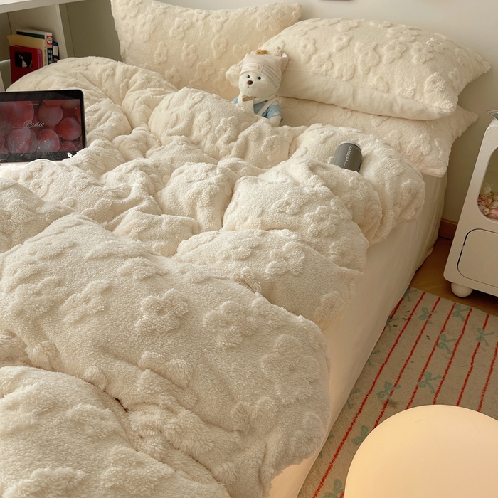 91家纺网 家纺一手货源 找家纺 六巷胡同 2025新款INS博主风云朵花舒棉绒A类牛奶绒四件套 奶油黄