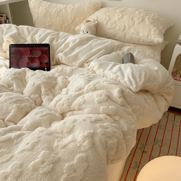 91家纺网 家纺一手货源 找家纺 六巷胡同 2025新款INS博主风云朵花舒棉绒A类牛奶绒四件套 奶油黄