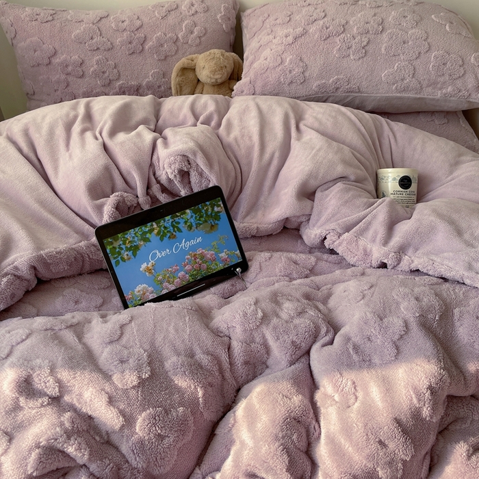 91家纺网 家纺一手货源 找家纺 六巷胡同 2025新款INS博主风云朵花舒棉绒A类牛奶绒四件套 芋泥紫