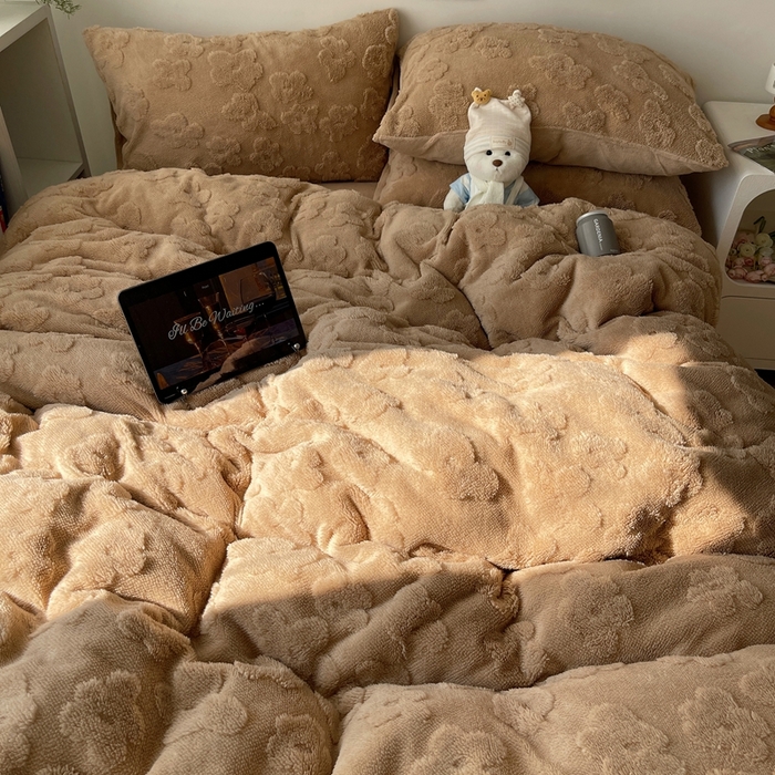 91家纺网 家纺一手货源 找家纺 六巷胡同 2025新款INS博主风云朵花舒棉绒A类牛奶绒四件套 燕麦咖