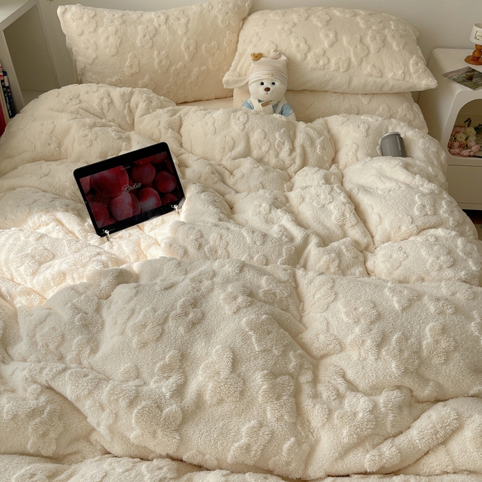 91家纺网 家纺一手货源 找家纺 六巷胡同 2025新款INS博主风云朵花舒棉绒A类牛奶绒四件套 奶油黄