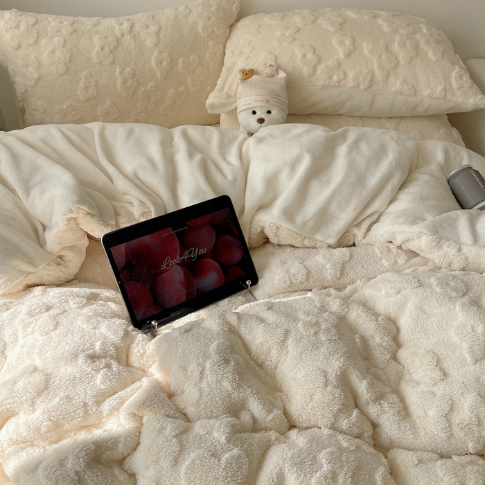 91家纺网 家纺一手货源 找家纺 六巷胡同 2025新款INS博主风云朵花舒棉绒A类牛奶绒四件套 奶油黄