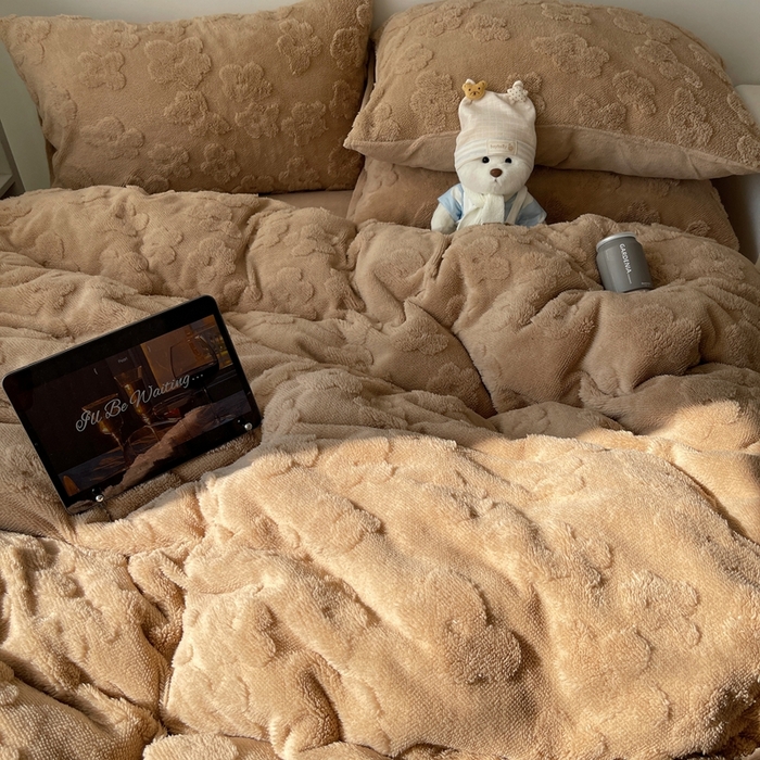 91家纺网 家纺一手货源 找家纺 六巷胡同 2025新款INS博主风云朵花舒棉绒A类牛奶绒四件套 燕麦咖