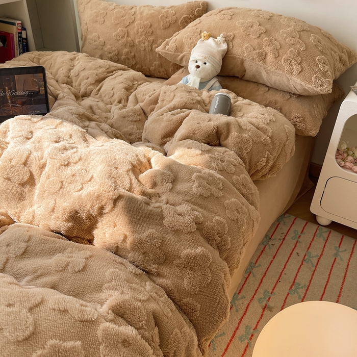 91家纺网 家纺一手货源 找家纺 六巷胡同 2025新款INS博主风云朵花舒棉绒A类牛奶绒四件套 燕麦咖