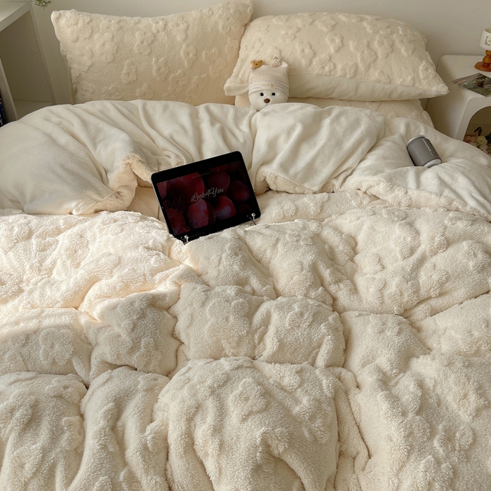 91家纺网 家纺一手货源 找家纺 六巷胡同 2025新款INS博主风云朵花舒棉绒A类牛奶绒四件套 奶油黄