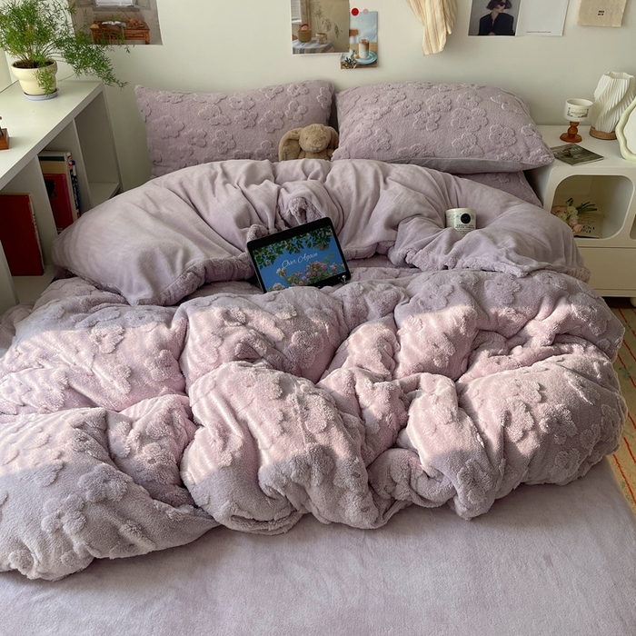 91家纺网 家纺一手货源 找家纺 六巷胡同 2025新款INS博主风云朵花舒棉绒A类牛奶绒四件套 芋泥紫