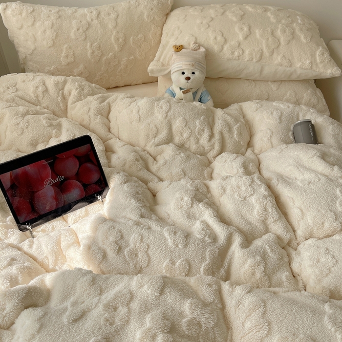 91家纺网 家纺一手货源 找家纺 六巷胡同 2025新款INS博主风云朵花舒棉绒A类牛奶绒四件套 奶油黄