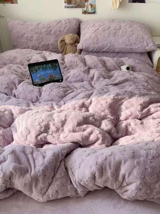 91家纺网 家纺一手货源 找家纺 六巷胡同 2025新款INS博主风云朵花舒棉绒A类牛奶绒四件套 芋泥紫