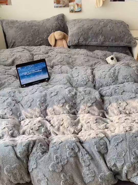 91家纺网 家纺一手货源 找家纺 六巷胡同 2025新款INS博主风云朵花舒棉绒A类牛奶绒四件套 岩石灰