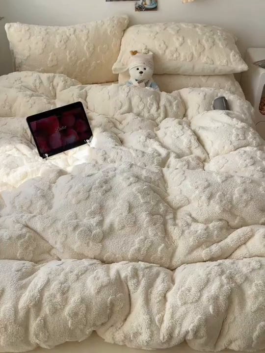 91家纺网 家纺一手货源 找家纺 六巷胡同 2025新款INS博主风云朵花舒棉绒A类牛奶绒四件套 奶油黄