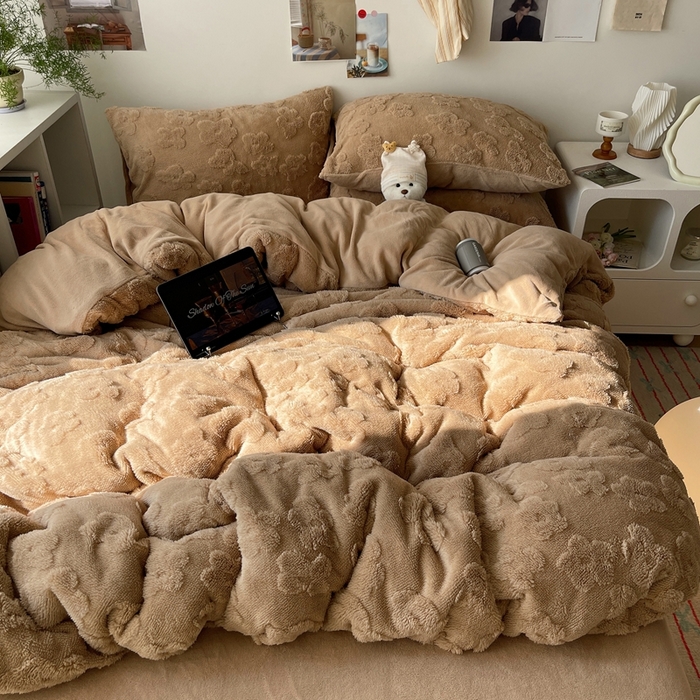 91家纺网 家纺一手货源 找家纺 六巷胡同 2025新款INS博主风云朵花舒棉绒A类牛奶绒四件套 燕麦咖