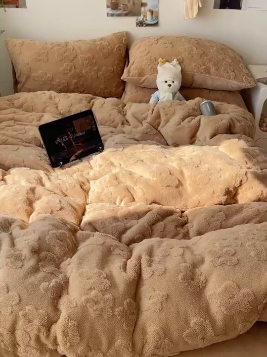 91家纺网 家纺一手货源 找家纺 六巷胡同 2025新款INS博主风云朵花舒棉绒A类牛奶绒四件套 燕麦咖