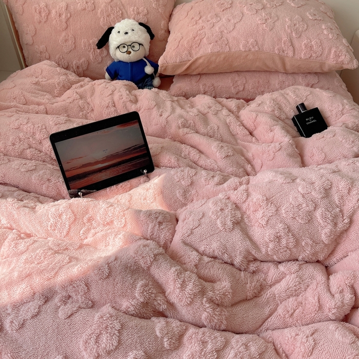 91家纺网 家纺一手货源 找家纺 六巷胡同 2025新款INS博主风云朵花舒棉绒A类牛奶绒四件套 豆沙粉