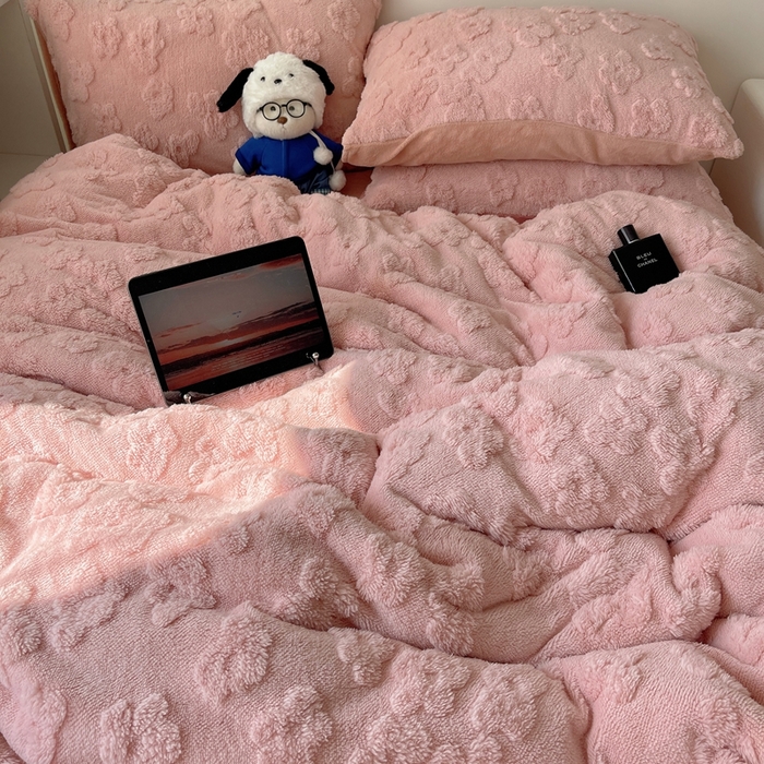 91家纺网 家纺一手货源 找家纺 六巷胡同 2025新款INS博主风云朵花舒棉绒A类牛奶绒四件套 豆沙粉