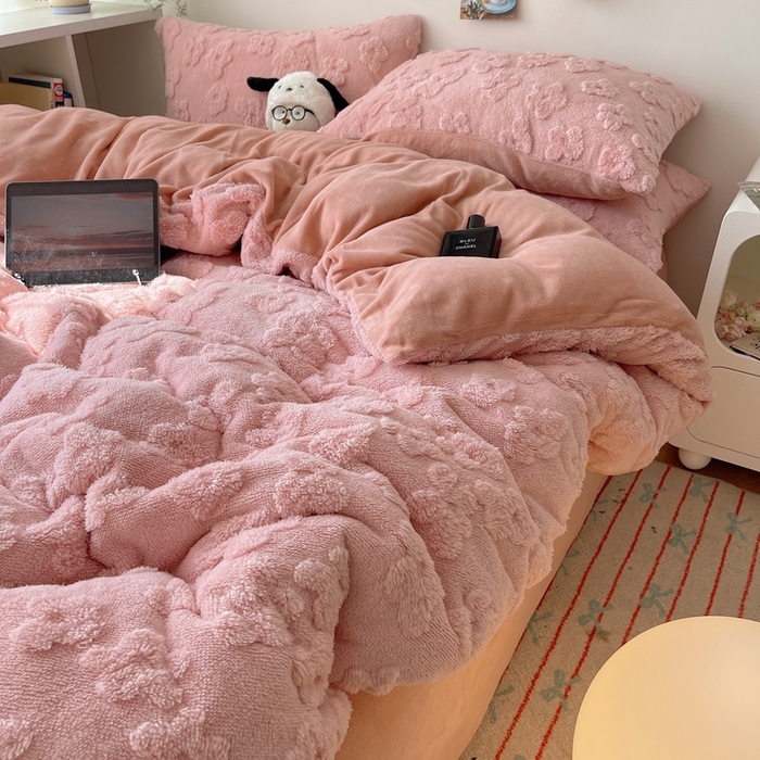 91家纺网 家纺一手货源 找家纺 六巷胡同 2025新款INS博主风云朵花舒棉绒A类牛奶绒四件套 豆沙粉