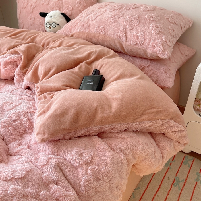 91家纺网 家纺一手货源 找家纺 六巷胡同 2025新款INS博主风云朵花舒棉绒A类牛奶绒四件套 豆沙粉