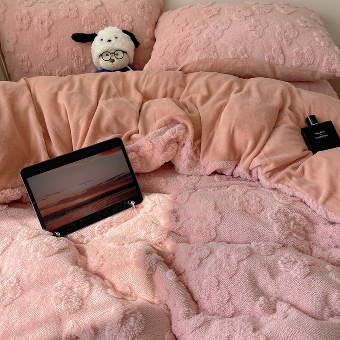 91家纺网 家纺一手货源 找家纺 六巷胡同 2025新款INS博主风云朵花舒棉绒A类牛奶绒四件套 豆沙粉