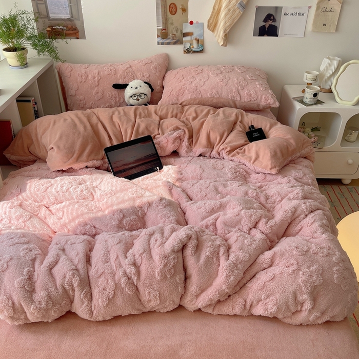 91家纺网 家纺一手货源 找家纺 六巷胡同 2025新款INS博主风云朵花舒棉绒A类牛奶绒四件套 豆沙粉