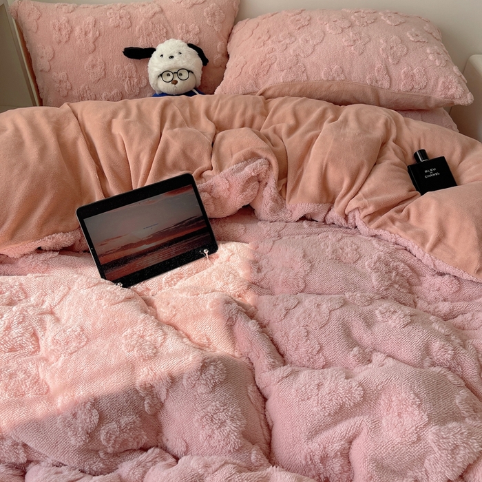 91家纺网 家纺一手货源 找家纺 六巷胡同 2025新款INS博主风云朵花舒棉绒A类牛奶绒四件套 豆沙粉