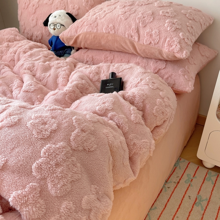 91家纺网 家纺一手货源 找家纺 六巷胡同 2025新款INS博主风云朵花舒棉绒A类牛奶绒四件套 豆沙粉