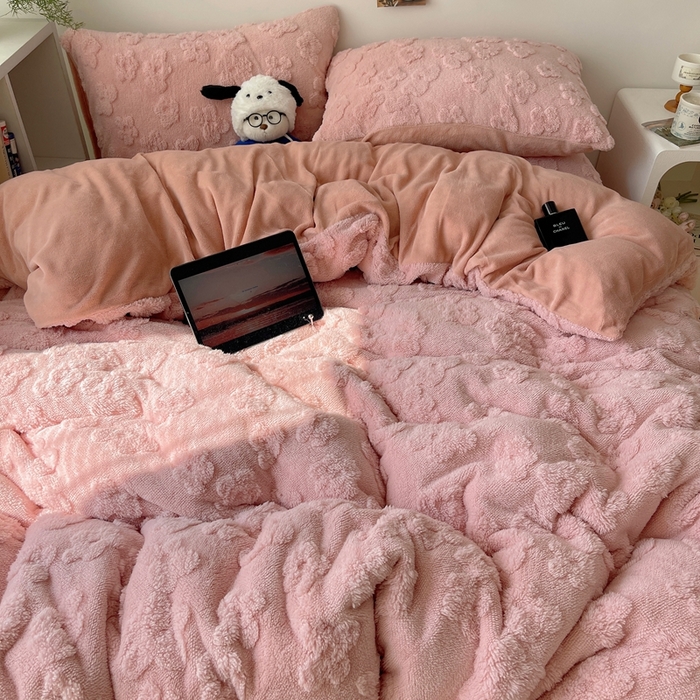 91家纺网 家纺一手货源 找家纺 六巷胡同 2025新款INS博主风云朵花舒棉绒A类牛奶绒四件套 豆沙粉