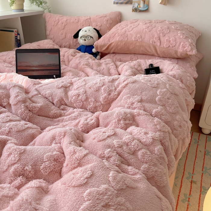 91家纺网 家纺一手货源 找家纺 六巷胡同 2025新款INS博主风云朵花舒棉绒A类牛奶绒四件套 豆沙粉