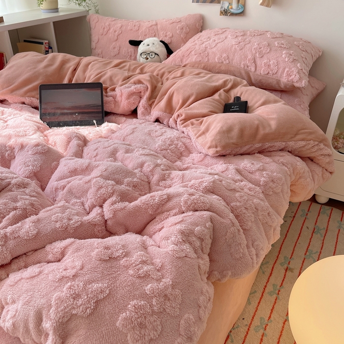 91家纺网 家纺一手货源 找家纺 六巷胡同 2025新款INS博主风云朵花舒棉绒A类牛奶绒四件套 豆沙粉