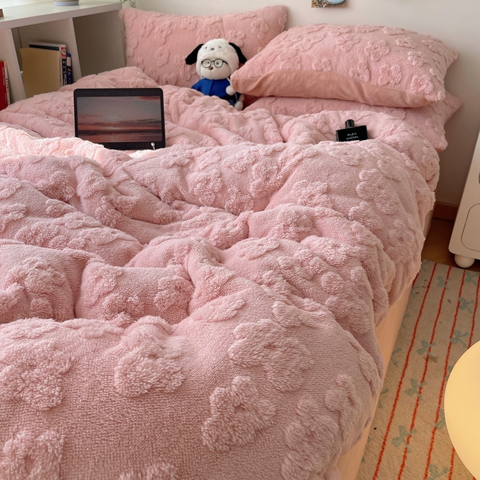 91家纺网 家纺一手货源 找家纺 六巷胡同 2025新款INS博主风云朵花舒棉绒A类牛奶绒四件套 豆沙粉