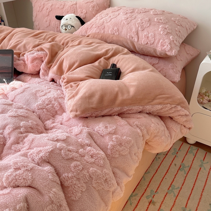 91家纺网 家纺一手货源 找家纺 六巷胡同 2025新款INS博主风云朵花舒棉绒A类牛奶绒四件套 豆沙粉