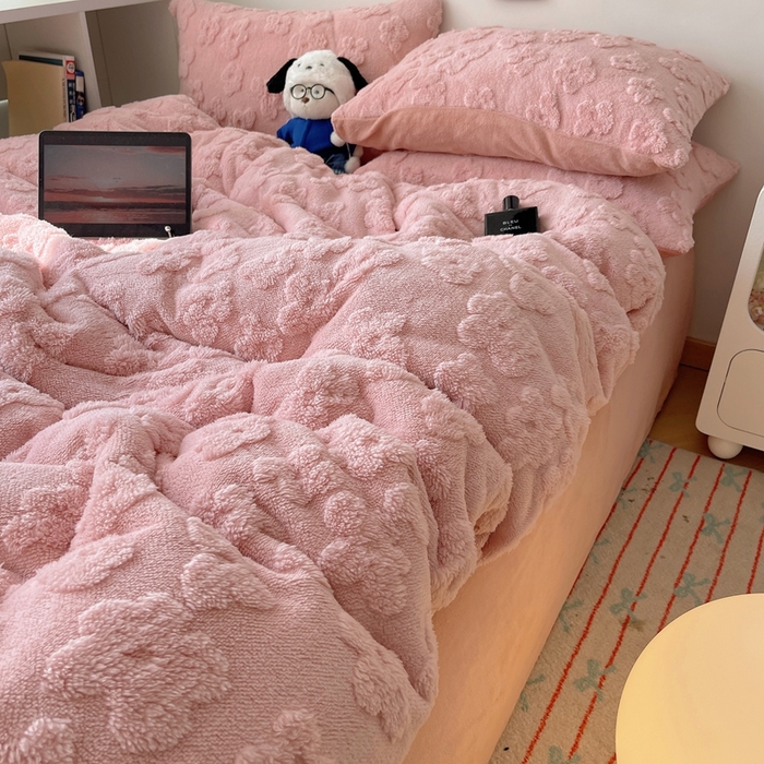 91家纺网 家纺一手货源 找家纺 六巷胡同 2025新款INS博主风云朵花舒棉绒A类牛奶绒四件套 豆沙粉