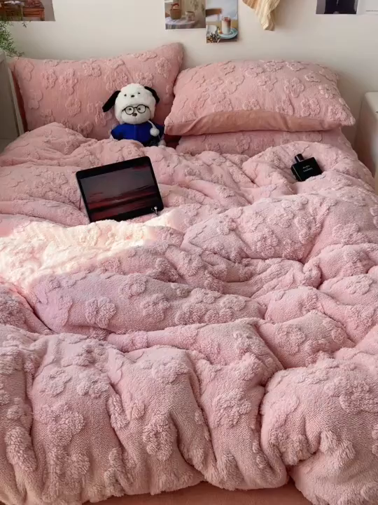 91家纺网 家纺一手货源 找家纺 六巷胡同 2025新款INS博主风云朵花舒棉绒A类牛奶绒四件套 豆沙粉