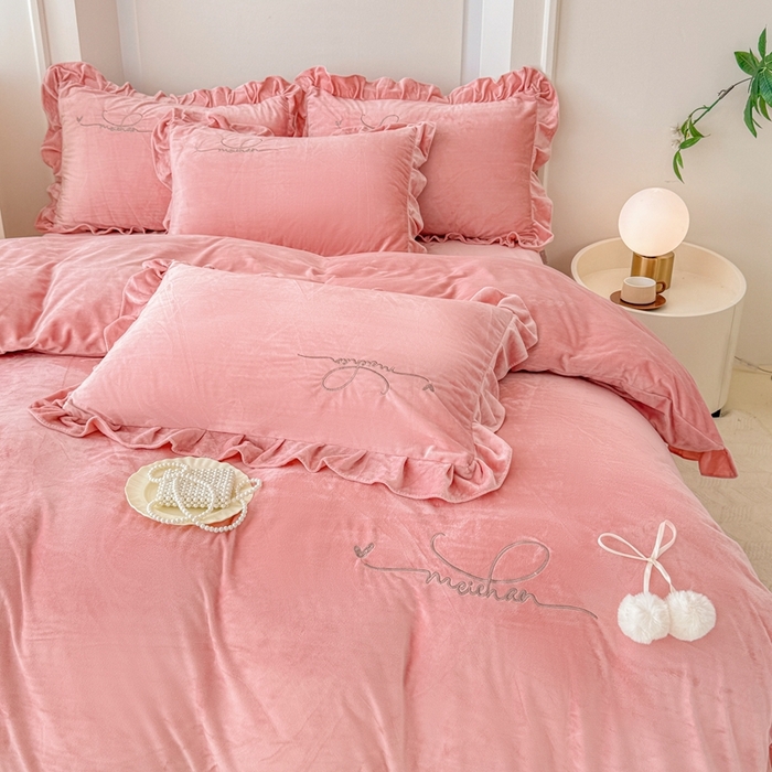 91家纺网 家纺一手货源 找家纺 恋尚羽家纺 2025新款韩版花边婴儿绒绣花大床裙四件套宝宝绒婴肤绒公主风韩式 粉色