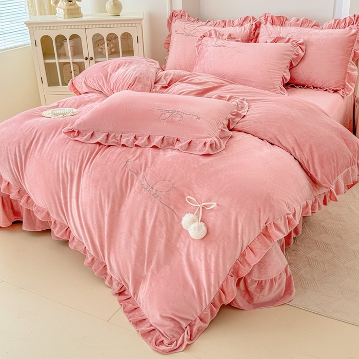 91家纺网 家纺一手货源 找家纺 恋尚羽家纺 2025新款韩版花边婴儿绒绣花大床裙四件套宝宝绒婴肤绒公主风韩式 粉色