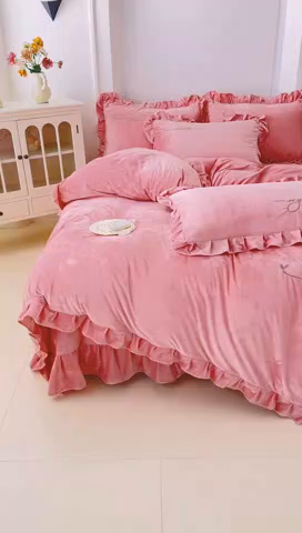 91家纺网 家纺一手货源 找家纺 恋尚羽家纺 2025新款韩版花边婴儿绒绣花大床裙四件套宝宝绒婴肤绒公主风韩式 粉色