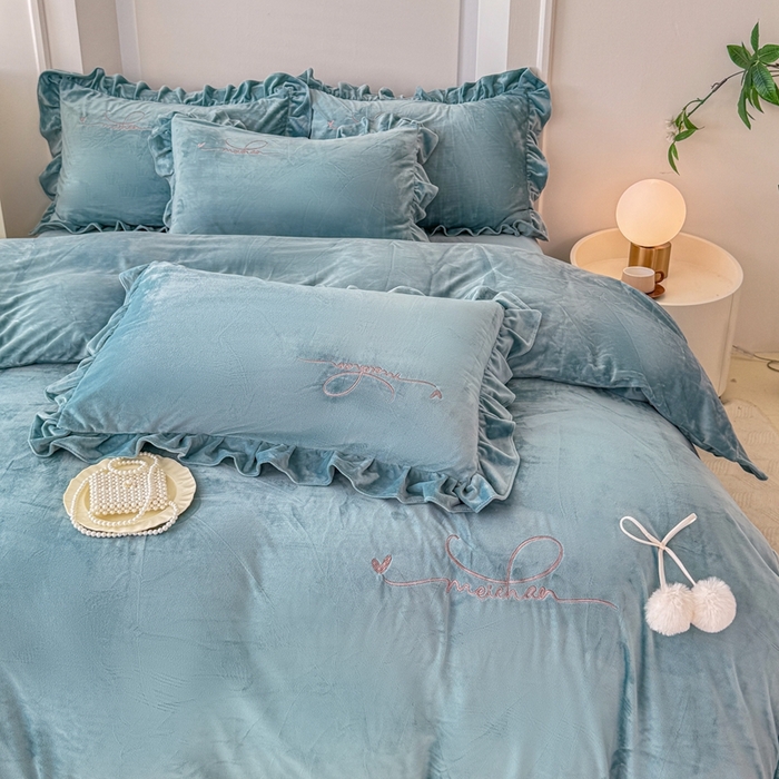 91家纺网 家纺一手货源 找家纺 恋尚羽家纺 2025新款韩版花边婴儿绒绣花大床裙四件套宝宝绒婴肤绒公主风韩式 湖蓝色