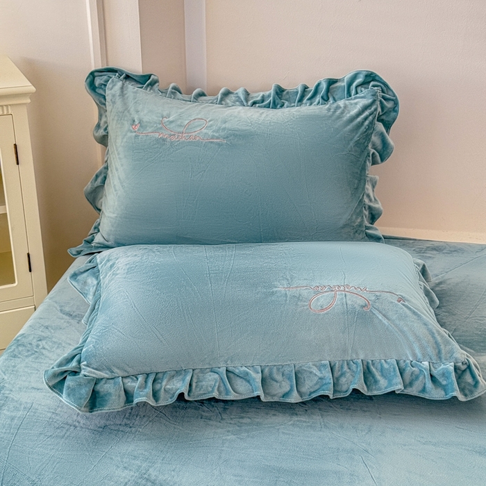 91家纺网 家纺一手货源 找家纺 恋尚羽家纺 2025新款韩版花边婴儿绒绣花大床裙四件套宝宝绒婴肤绒公主风韩式 湖蓝色