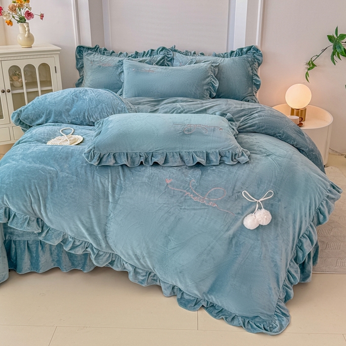 91家纺网 家纺一手货源 找家纺 恋尚羽家纺 2025新款韩版花边婴儿绒绣花大床裙四件套宝宝绒婴肤绒公主风韩式 湖蓝色