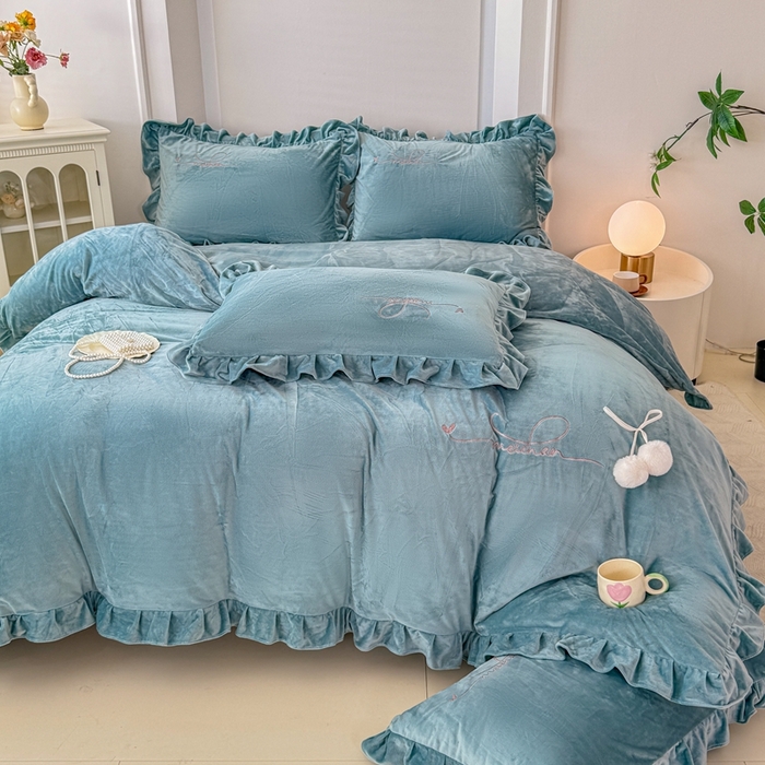 91家纺网 家纺一手货源 找家纺 恋尚羽家纺 2025新款韩版花边婴儿绒绣花大床裙四件套宝宝绒婴肤绒公主风韩式 湖蓝色