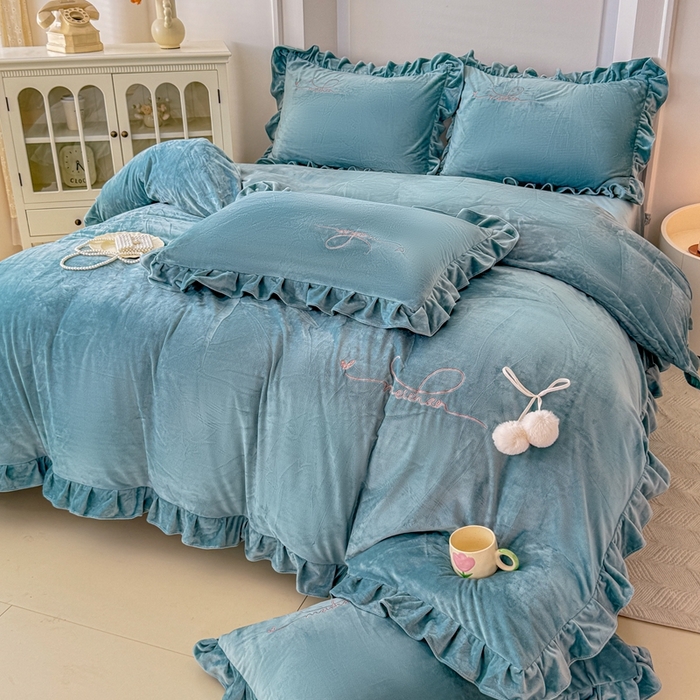 91家纺网 家纺一手货源 找家纺 恋尚羽家纺 2025新款韩版花边婴儿绒绣花大床裙四件套宝宝绒婴肤绒公主风韩式 湖蓝色