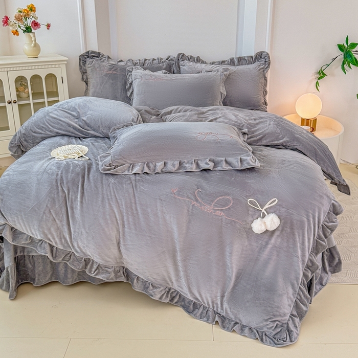 91家纺网 家纺一手货源 找家纺 恋尚羽家纺 2025新款韩版花边婴儿绒绣花大床裙四件套宝宝绒婴肤绒公主风韩式 灰色